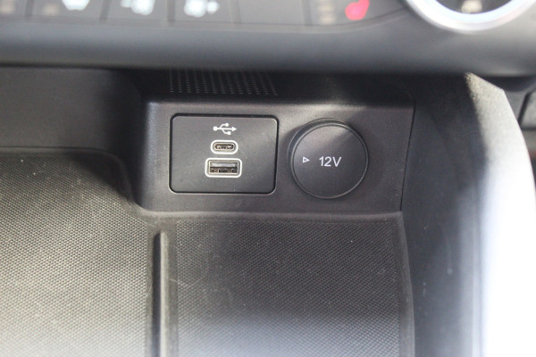 Ford Kuga 2.5 PHEV ST-Line X , 225pk , 1500kg Trekgewicht Navigtie , Camera , Bluetooth , Stoel en voorruitverwarming BenO audio systeem