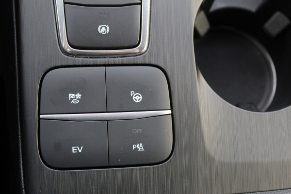 Ford Kuga 2.5 PHEV ST-Line X , 225pk , 1500kg Trekgewicht Navigtie , Camera , Bluetooth , Stoel en voorruitverwarming BenO audio systeem