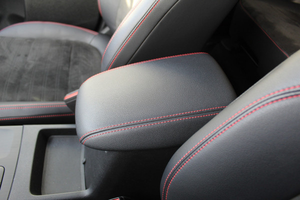 Ford Kuga 2.5 PHEV ST-Line X , 225pk , 1500kg Trekgewicht Navigtie , Camera , Bluetooth , Stoel en voorruitverwarming BenO audio systeem