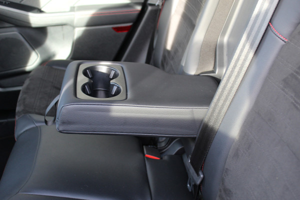 Ford Kuga 2.5 PHEV ST-Line X , 225pk , 1500kg Trekgewicht Navigtie , Camera , Bluetooth , Stoel en voorruitverwarming BenO audio systeem