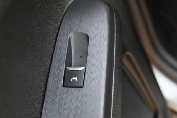 Ford Kuga 2.5 PHEV ST-Line X , 225pk , 1500kg Trekgewicht Navigtie , Camera , Bluetooth , Stoel en voorruitverwarming BenO audio systeem