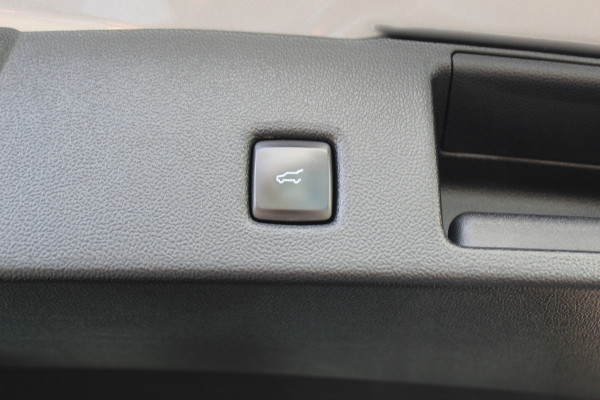 Ford Kuga 2.5 PHEV ST-Line X , 225pk , 1500kg Trekgewicht Navigtie , Camera , Bluetooth , Stoel en voorruitverwarming BenO audio systeem