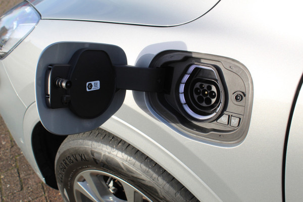 Ford Kuga 2.5 PHEV ST-Line X , 225pk , 1500kg Trekgewicht Navigtie , Camera , Bluetooth , Stoel en voorruitverwarming BenO audio systeem