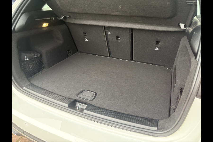 Mercedes-Benz B-Klasse 180 Business Solution Luxury Automaat LEDER/CAMERA/DODEHOEK/CARPLAY/SFEER/PDC