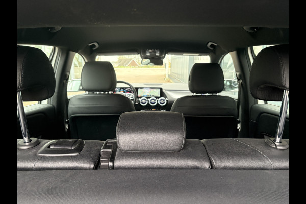 Mercedes-Benz B-Klasse 180 Business Solution Luxury Automaat LEDER/CAMERA/DODEHOEK/CARPLAY/SFEER/PDC