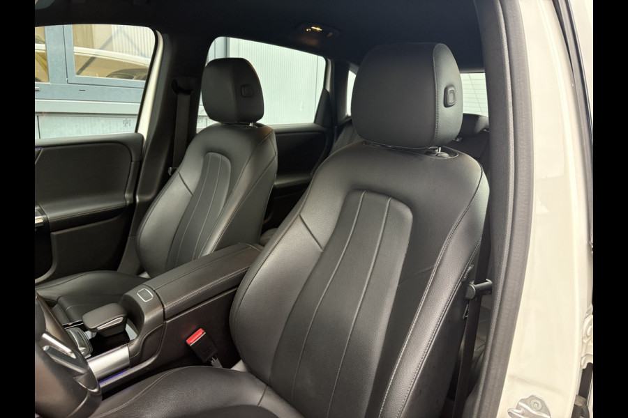 Mercedes-Benz B-Klasse 180 Business Solution Luxury Automaat LEDER/CAMERA/DODEHOEK/CARPLAY/SFEER/PDC