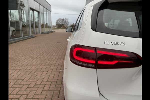 Mercedes-Benz B-Klasse 180 Business Solution Luxury Automaat LEDER/CAMERA/DODEHOEK/CARPLAY/SFEER/PDC