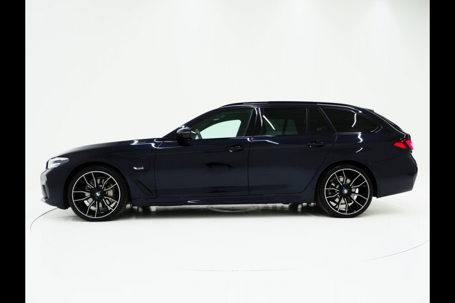 BMW 5 Serie Touring 530e M Sport Shadow | Panoramadak | Trekhaak | Head Up | Camera | Keyless | Adaptive | Carplay