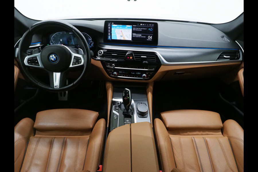 BMW 5 Serie Touring 530e M Sport Shadow | Panoramadak | Trekhaak | Head Up | Camera | Keyless | Adaptive | Carplay