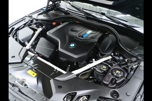 BMW 5 Serie Touring 530e M Sport Shadow | Panoramadak | Trekhaak | Head Up | Camera | Keyless | Adaptive | Carplay