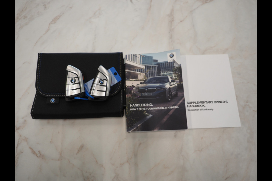 BMW 5 Serie Touring 530e M Sport Shadow | Panoramadak | Trekhaak | Head Up | Camera | Keyless | Adaptive | Carplay