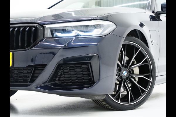 BMW 5 Serie Touring 530e M Sport Shadow | Panoramadak | Trekhaak | Head Up | Camera | Keyless | Adaptive | Carplay