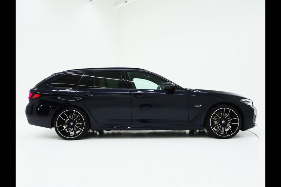 BMW 5 Serie Touring 530e M Sport Shadow | Panoramadak | Trekhaak | Head Up | Camera | Keyless | Adaptive | Carplay