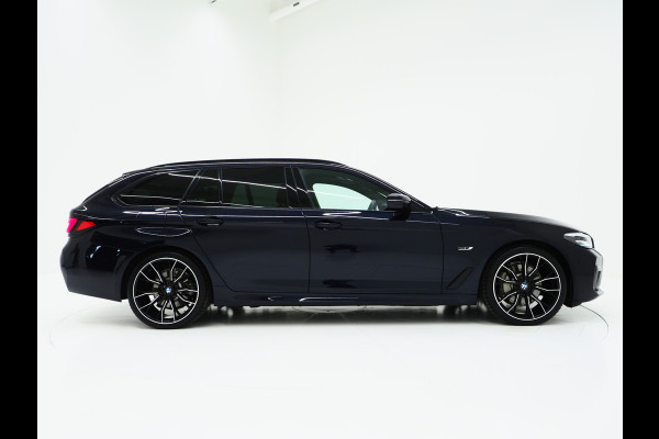 BMW 5 Serie Touring 530e M Sport Shadow | Panoramadak | Trekhaak | Head Up | Camera | Keyless | Adaptive | Carplay