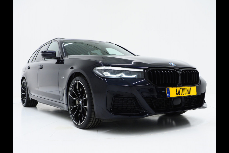 BMW 5 Serie Touring 530e M Sport Shadow | Panoramadak | Trekhaak | Head Up | Camera | Keyless | Adaptive | Carplay