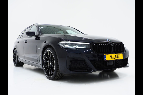 BMW 5 Serie Touring 530e M Sport Shadow | Panoramadak | Trekhaak | Head Up | Camera | Keyless | Adaptive | Carplay