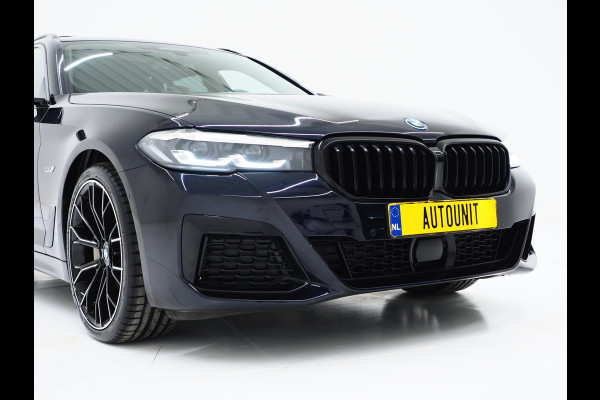 BMW 5 Serie Touring 530e M Sport Shadow | Panoramadak | Trekhaak | Head Up | Camera | Keyless | Adaptive | Carplay