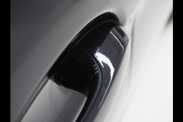 BMW 5 Serie Touring 530e M Sport Shadow | Panoramadak | Trekhaak | Head Up | Camera | Keyless | Adaptive | Carplay