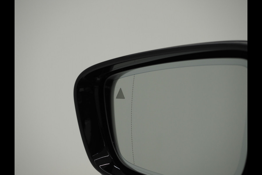 BMW 5 Serie Touring 530e M Sport Shadow | Panoramadak | Trekhaak | Head Up | Camera | Keyless | Adaptive | Carplay