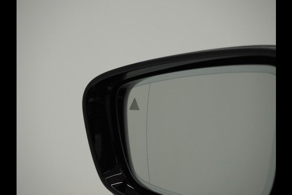 BMW 5 Serie Touring 530e M Sport Shadow | Panoramadak | Trekhaak | Head Up | Camera | Keyless | Adaptive | Carplay