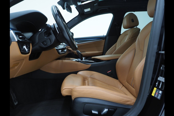 BMW 5 Serie Touring 530e M Sport Shadow | Panoramadak | Trekhaak | Head Up | Camera | Keyless | Adaptive | Carplay