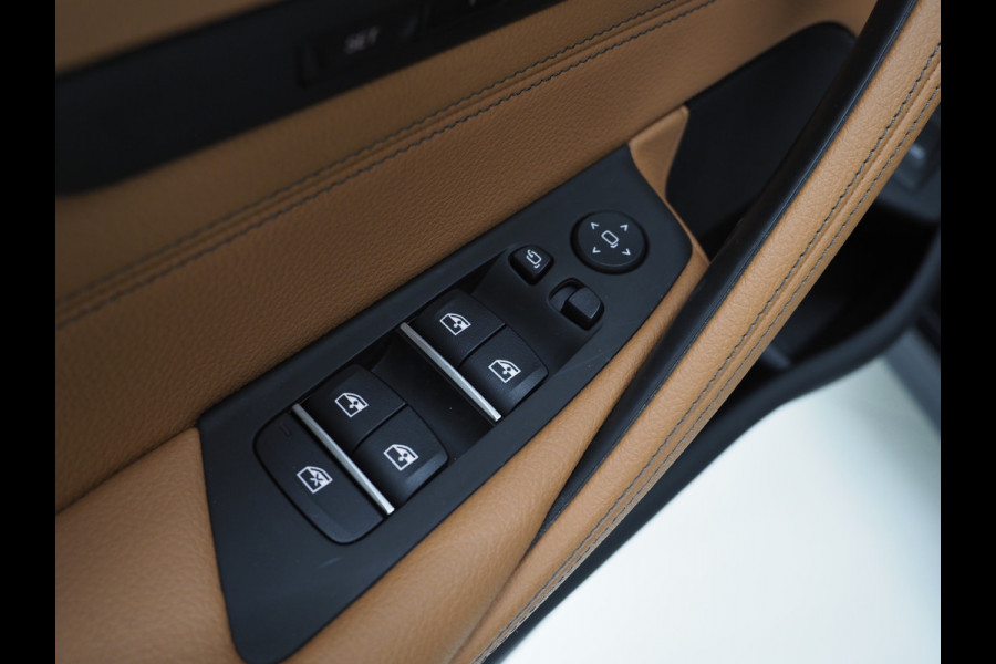 BMW 5 Serie Touring 530e M Sport Shadow | Panoramadak | Trekhaak | Head Up | Camera | Keyless | Adaptive | Carplay