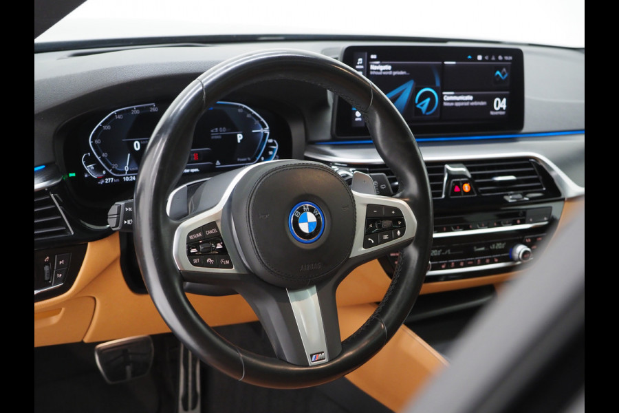 BMW 5 Serie Touring 530e M Sport Shadow | Panoramadak | Trekhaak | Head Up | Camera | Keyless | Adaptive | Carplay