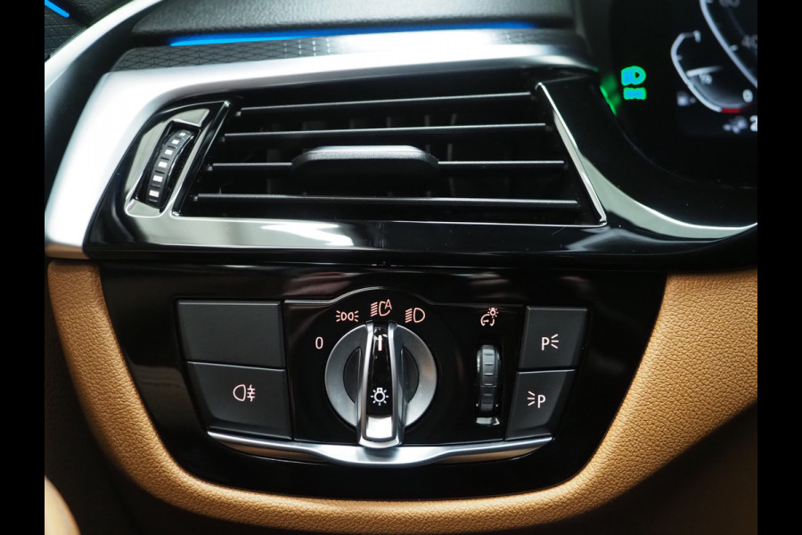 BMW 5 Serie Touring 530e M Sport Shadow | Panoramadak | Trekhaak | Head Up | Camera | Keyless | Adaptive | Carplay