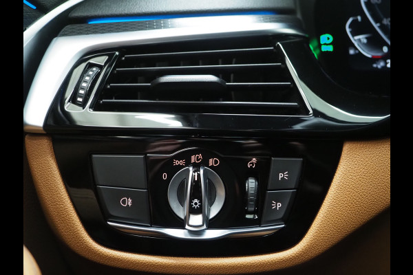 BMW 5 Serie Touring 530e M Sport Shadow | Panoramadak | Trekhaak | Head Up | Camera | Keyless | Adaptive | Carplay