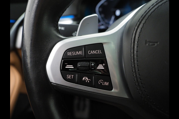 BMW 5 Serie Touring 530e M Sport Shadow | Panoramadak | Trekhaak | Head Up | Camera | Keyless | Adaptive | Carplay