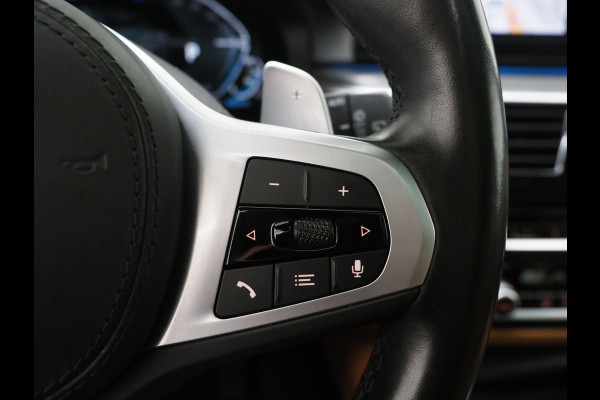 BMW 5 Serie Touring 530e M Sport Shadow | Panoramadak | Trekhaak | Head Up | Camera | Keyless | Adaptive | Carplay