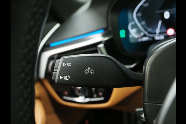 BMW 5 Serie Touring 530e M Sport Shadow | Panoramadak | Trekhaak | Head Up | Camera | Keyless | Adaptive | Carplay