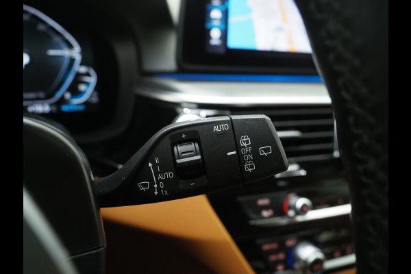BMW 5 Serie Touring 530e M Sport Shadow | Panoramadak | Trekhaak | Head Up | Camera | Keyless | Adaptive | Carplay
