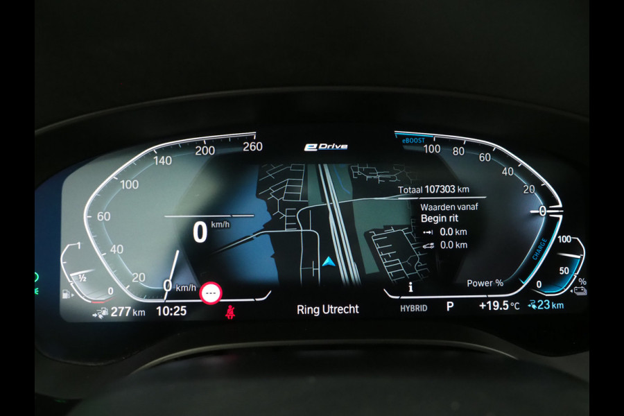 BMW 5 Serie Touring 530e M Sport Shadow | Panoramadak | Trekhaak | Head Up | Camera | Keyless | Adaptive | Carplay