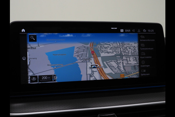 BMW 5 Serie Touring 530e M Sport Shadow | Panoramadak | Trekhaak | Head Up | Camera | Keyless | Adaptive | Carplay