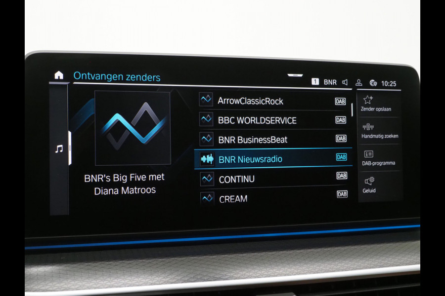 BMW 5 Serie Touring 530e M Sport Shadow | Panoramadak | Trekhaak | Head Up | Camera | Keyless | Adaptive | Carplay