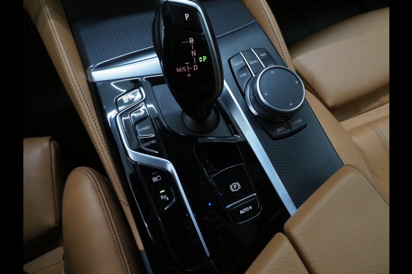 BMW 5 Serie Touring 530e M Sport Shadow | Panoramadak | Trekhaak | Head Up | Camera | Keyless | Adaptive | Carplay
