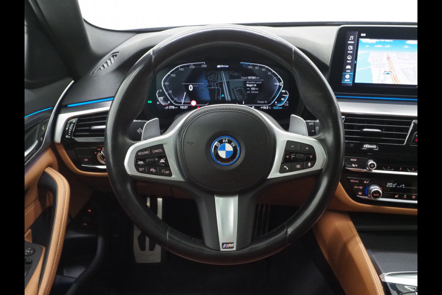 BMW 5 Serie Touring 530e M Sport Shadow | Panoramadak | Trekhaak | Head Up | Camera | Keyless | Adaptive | Carplay
