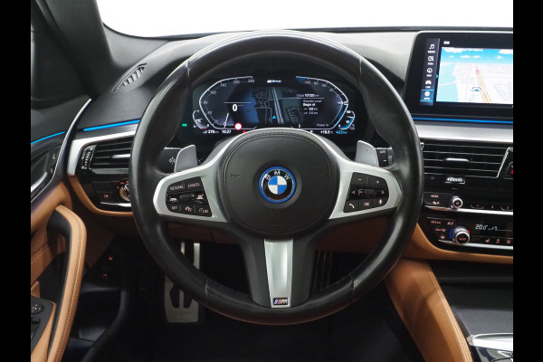 BMW 5 Serie Touring 530e M Sport Shadow | Panoramadak | Trekhaak | Head Up | Camera | Keyless | Adaptive | Carplay