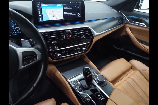 BMW 5 Serie Touring 530e M Sport Shadow | Panoramadak | Trekhaak | Head Up | Camera | Keyless | Adaptive | Carplay