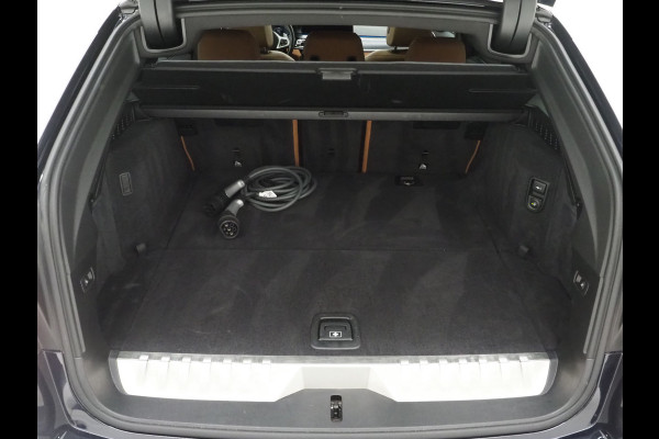 BMW 5 Serie Touring 530e M Sport Shadow | Panoramadak | Trekhaak | Head Up | Camera | Keyless | Adaptive | Carplay