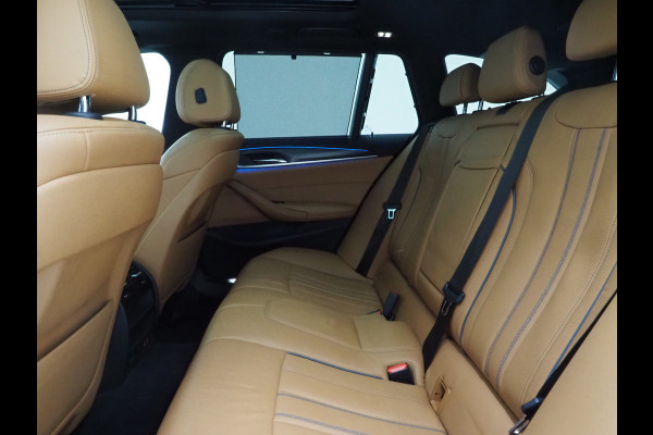 BMW 5 Serie Touring 530e M Sport Shadow | Panoramadak | Trekhaak | Head Up | Camera | Keyless | Adaptive | Carplay
