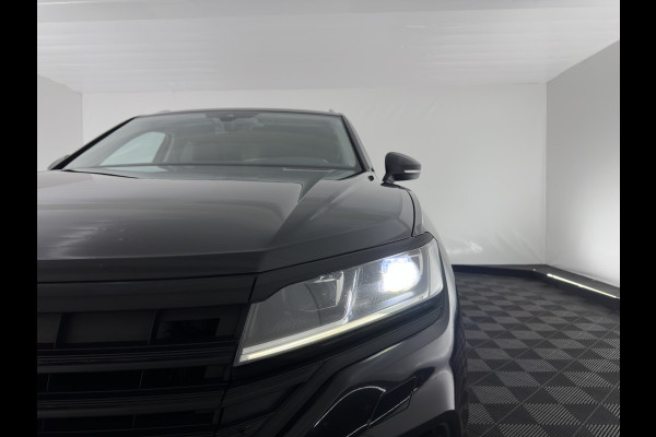 Volkswagen Touareg 3.0 TDI R-Line (INCL-BTW) Aut. *LUXURY-LEATHER | FULL-LED | BLIND-SPOT | HEATED-COMFORTSEATS | AIR-SUSPENSION | KEYLESS | CAMERA | NAVI-FULLMAP | PRIVACY-GLASS | ADAPTIVE-CRUISE |  SHIFT-PADDLES | TOWBAR*