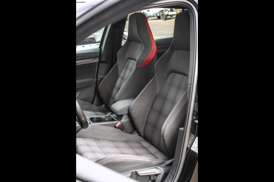 Volkswagen Golf 2.0 TSI GTI *Pano*Camera*Stoel- Stuurverwarming*