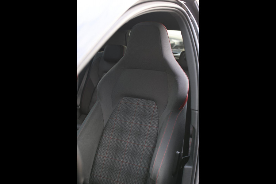 Volkswagen Golf 2.0 TSI GTI *Pano*Camera*Stoel- Stuurverwarming*