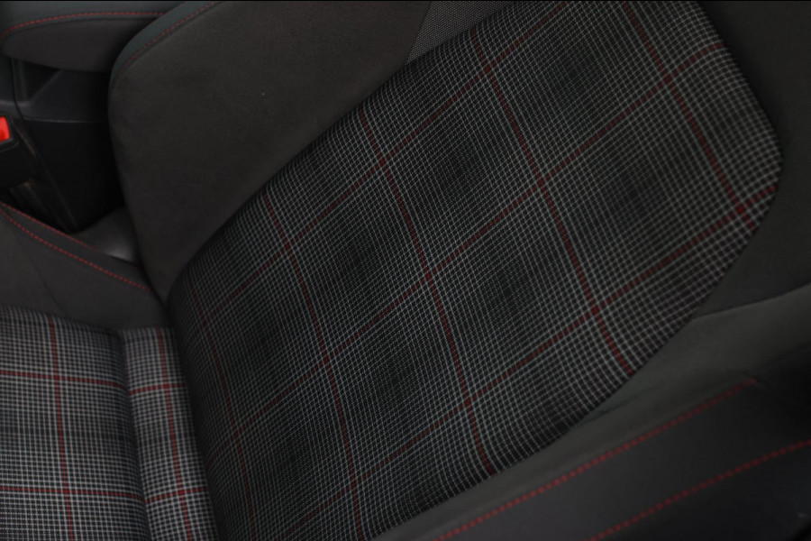 Volkswagen Golf 2.0 TSI GTI *Pano*Camera*Stoel- Stuurverwarming*