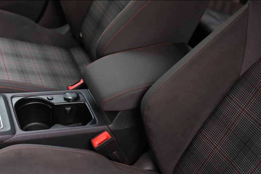 Volkswagen Golf 2.0 TSI GTI *Pano*Camera*Stoel- Stuurverwarming*