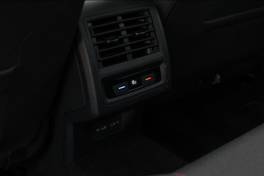 Volkswagen Golf 2.0 TSI GTI *Pano*Camera*Stoel- Stuurverwarming*