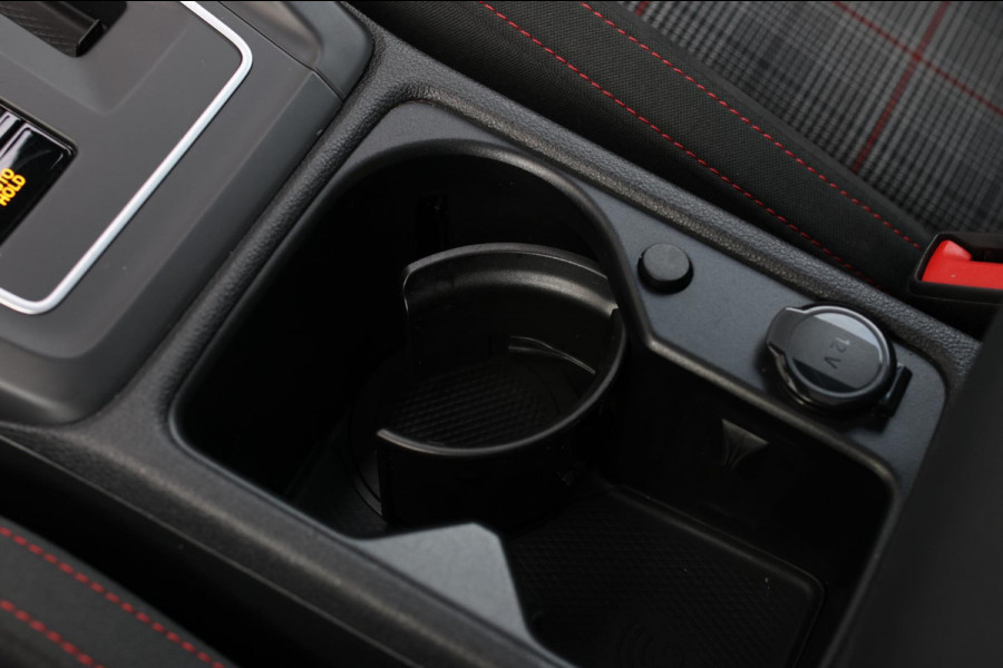 Volkswagen Golf 2.0 TSI GTI *Pano*Camera*Stoel- Stuurverwarming*