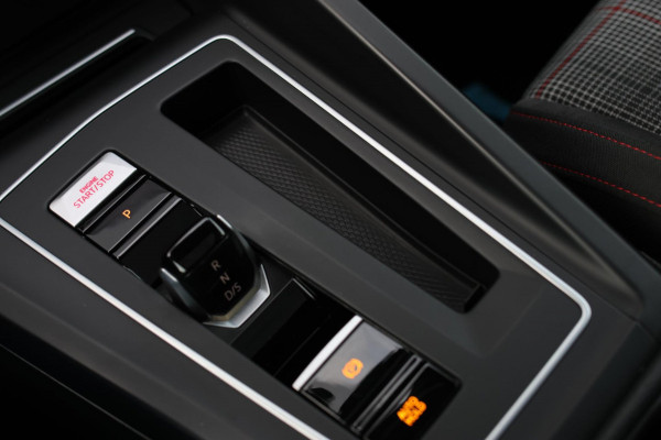 Volkswagen Golf 2.0 TSI GTI *Pano*Camera*Stoel- Stuurverwarming*